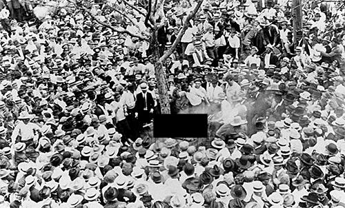 The mob at the lynching of Jesse Washington. 